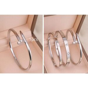 Clover Nail Bracelet